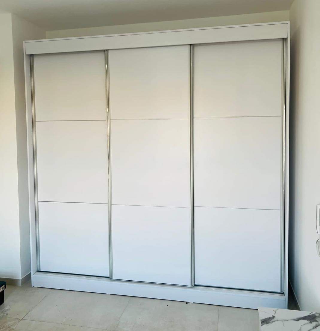 ארון בגדים הזזה 3 דלתות מבצע דגם London רוחב 240