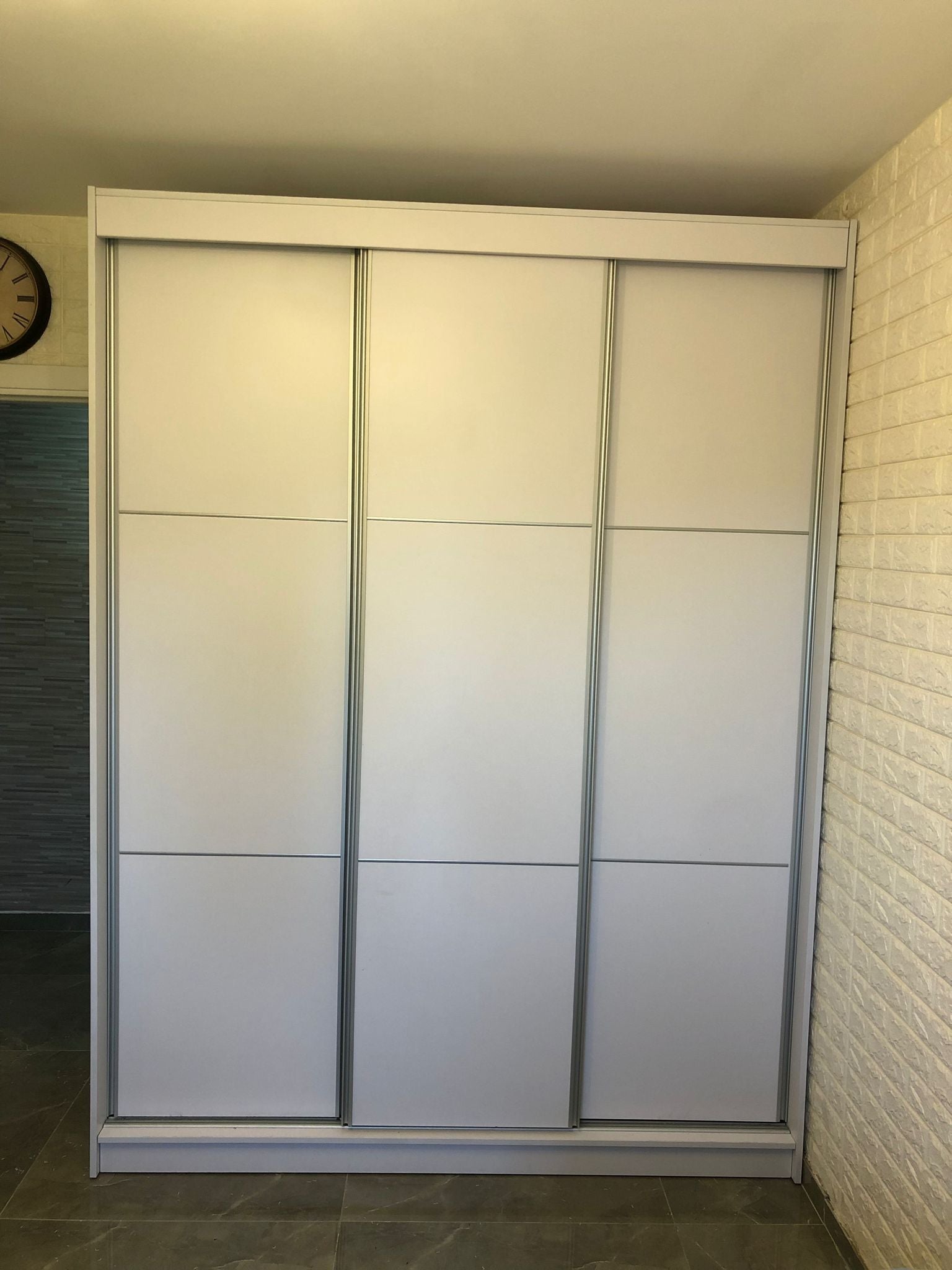 ארון בגדים הזזה 3 דלתות רוחב 180 דגם New York