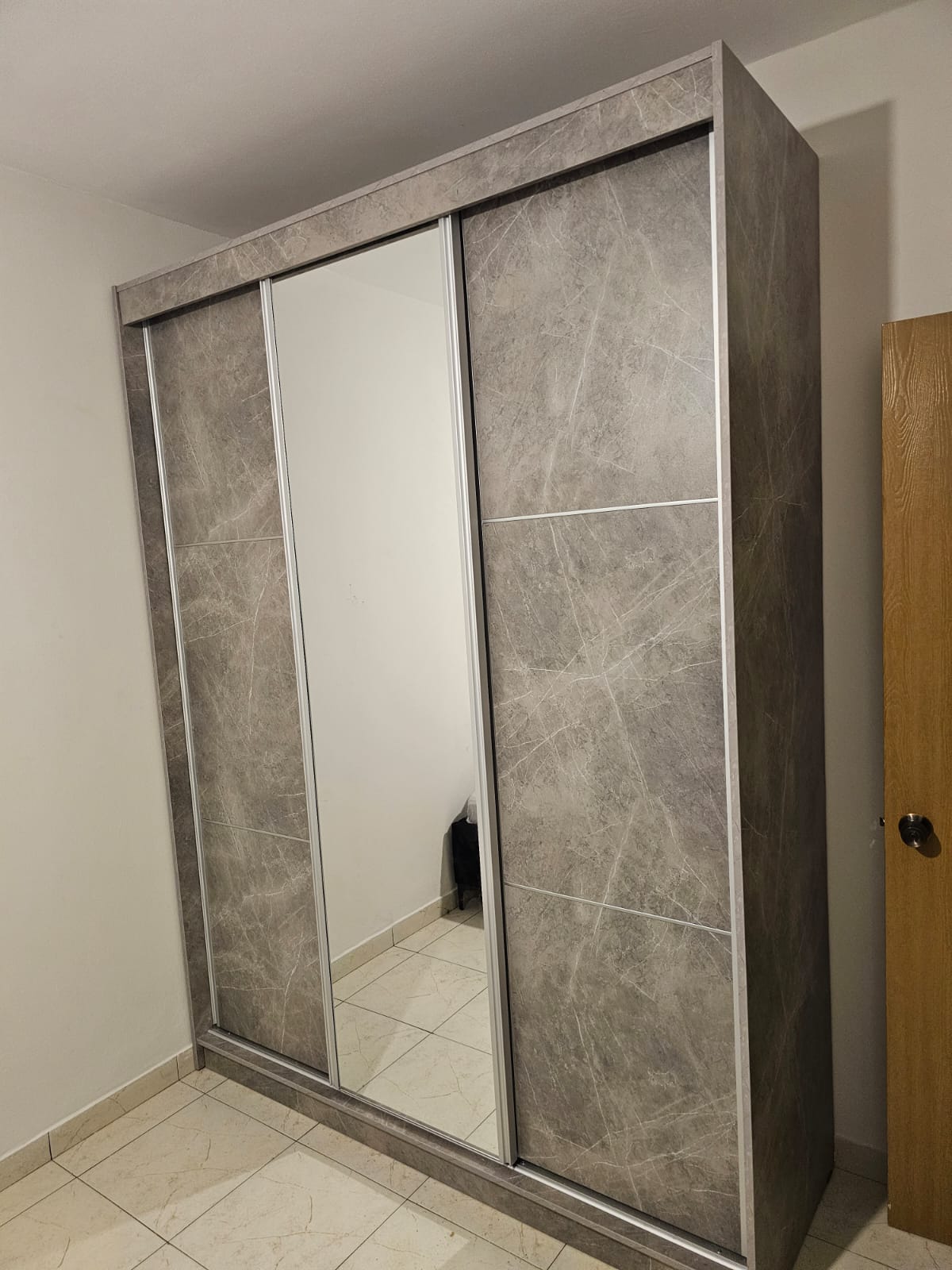 ארון בגדים הזזה 3 דלתות רוחב 180 דגם New York