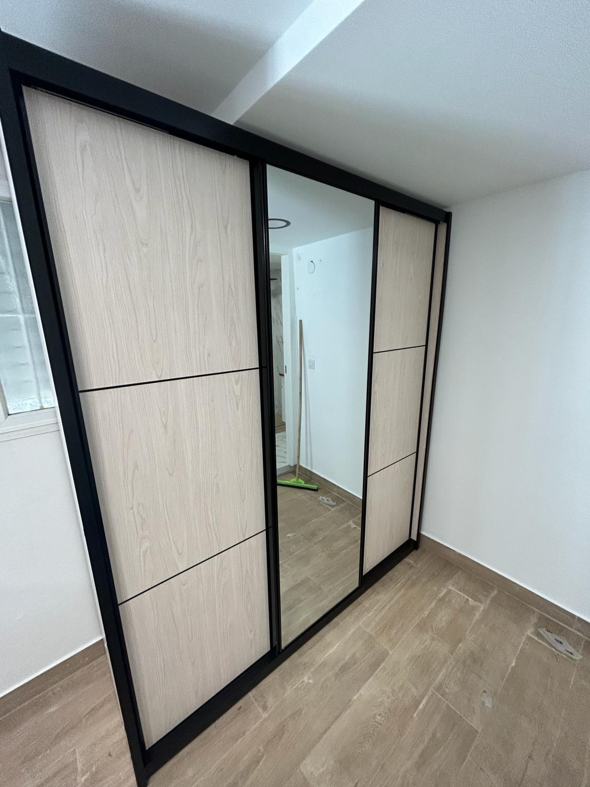 ארון בגדים הזזה 3 דלתות עם מראה דגם ארז