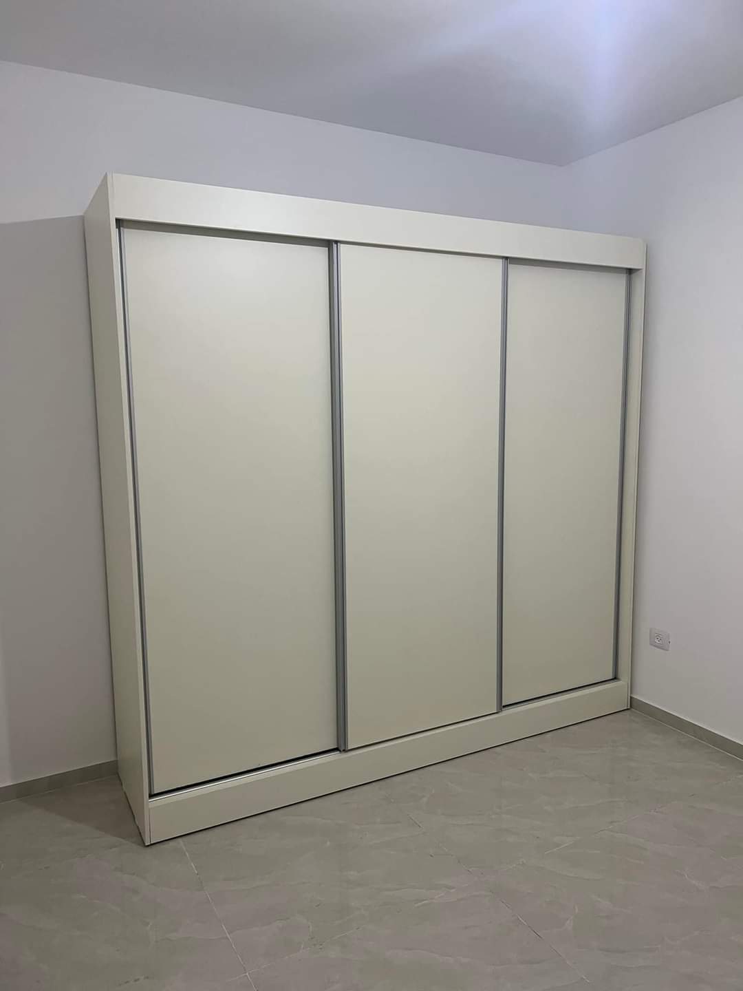 ארון בגדים הזזה 3 דלתות מבצע דגם London רוחב 240