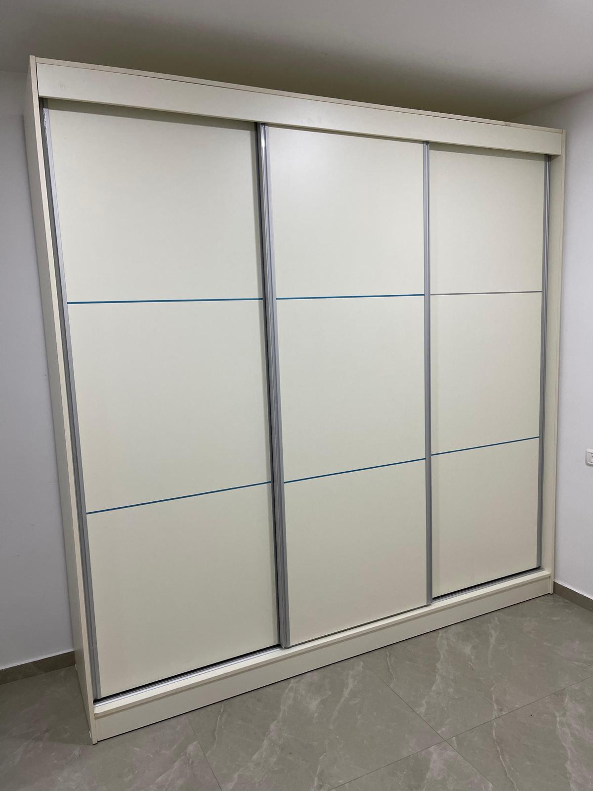 ארון בגדים הזזה 3 דלתות מבצע דגם London רוחב 240