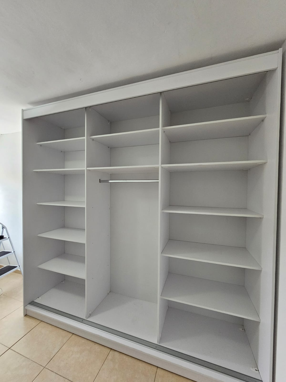 ארון בגדים הזזה 3 דלתות מבצע דגם London רוחב 240