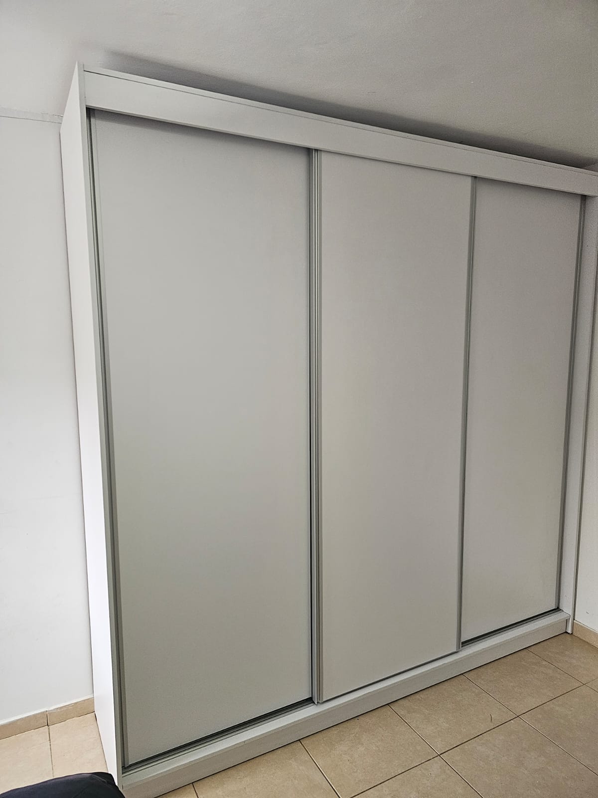 ארון בגדים הזזה 3 דלתות מבצע דגם London רוחב 240