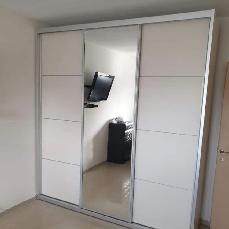 ארון בגדים הזזה 3 דלתות עם מראה דגם ארז