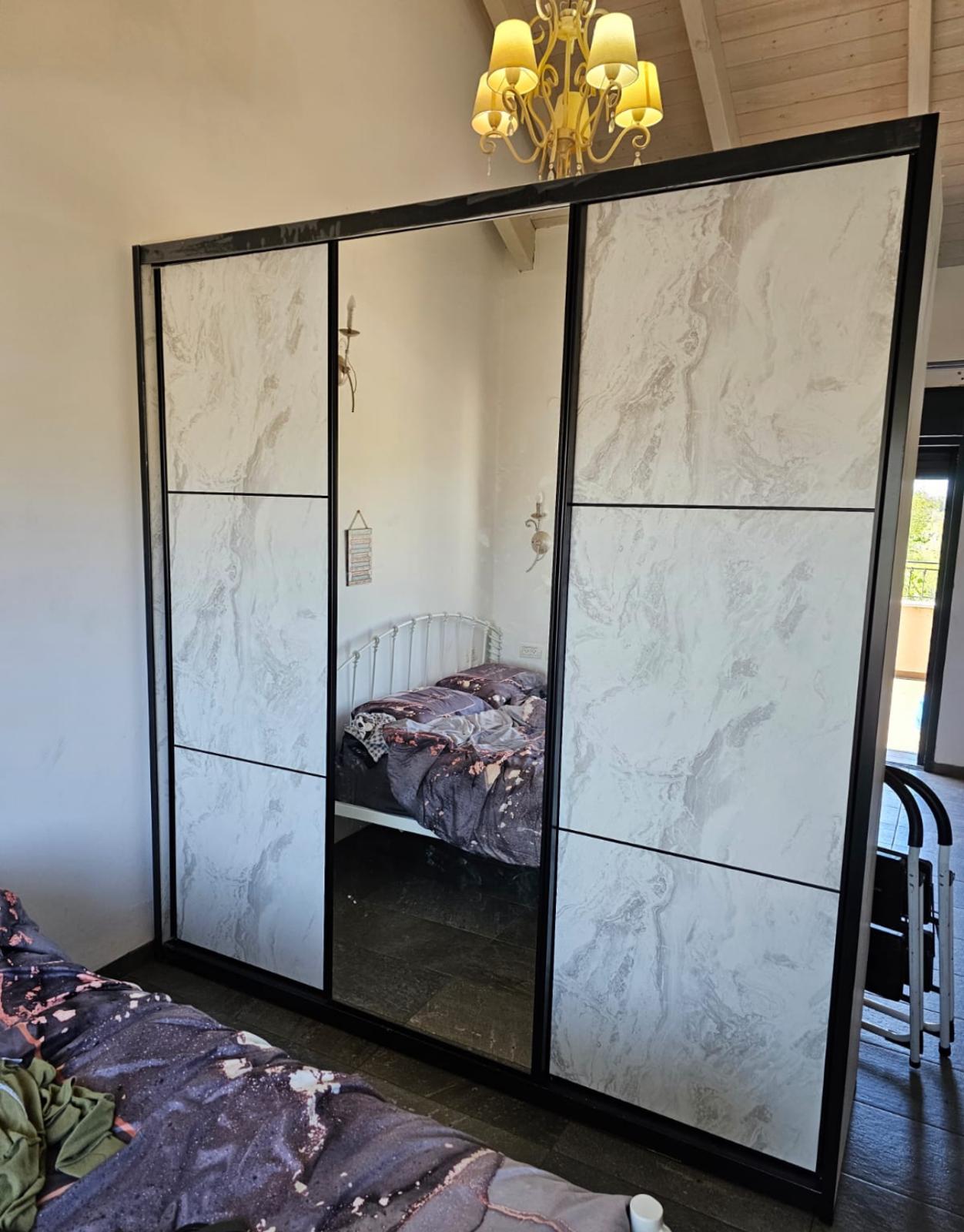 ארון בגדים הזזה 3 דלתות עם מראה דגם ארז