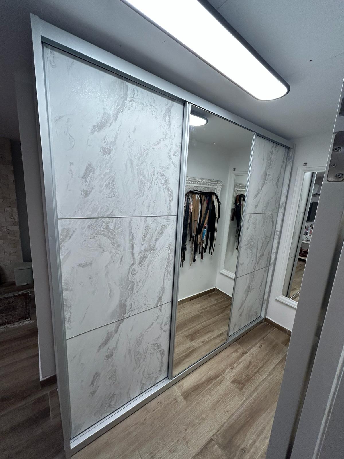 ארון בגדים הזזה 3 דלתות עם מראה דגם ארז