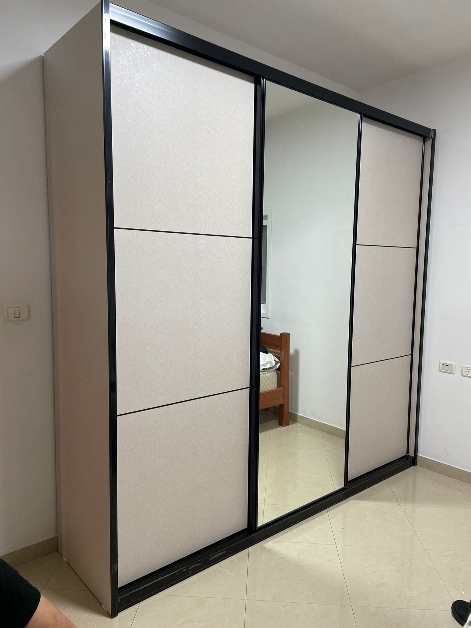 ארון בגדים הזזה 3 דלתות עם מראה דגם ארז