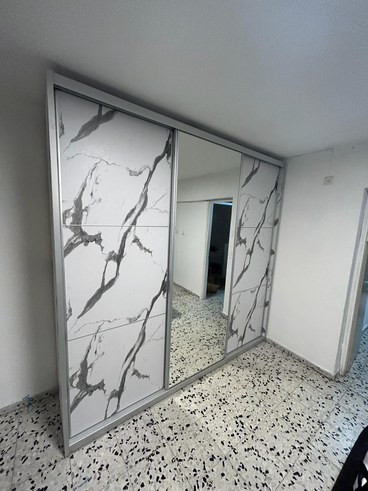 ארון בגדים הזזה 3 דלתות עם מראה דגם ארז